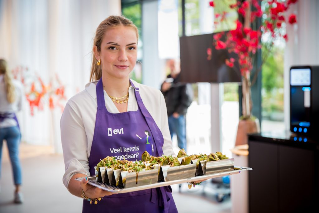DJ Evi luistert borrel op